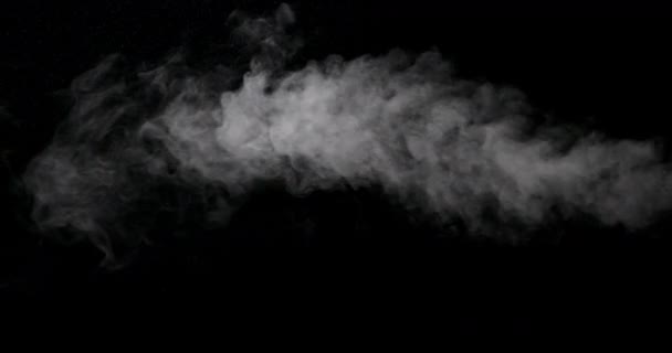 Huella de humo blanca aislada sobre fondo negro — Vídeo de stock