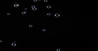 siyah arka plan üzerine izole çorba kabarcıklar.