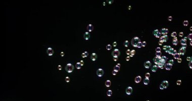 siyah arka plan üzerine izole çorba kabarcıklar.