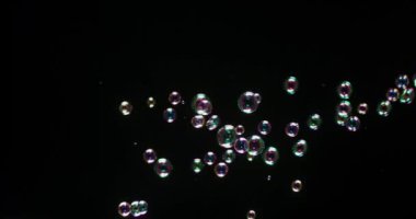 siyah arka plan üzerine izole çorba kabarcıklar.