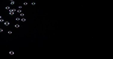 siyah arka plan üzerine izole çorba kabarcıklar.