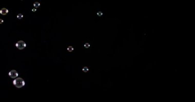 siyah arka plan üzerine izole çorba kabarcıklar.