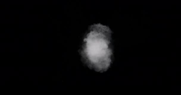 黑背景上隔离的白烟踪迹 — 图库视频影像
