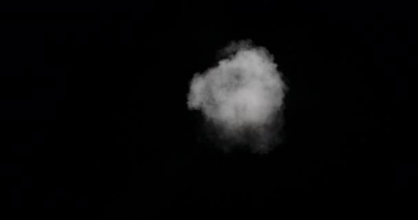 Белый дымовой след изолирован на черном фоне — стоковое видео