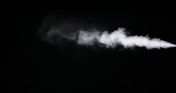 Valkoinen savu polku eristetty mustalla pohjalla — kuvapankkivalokuva