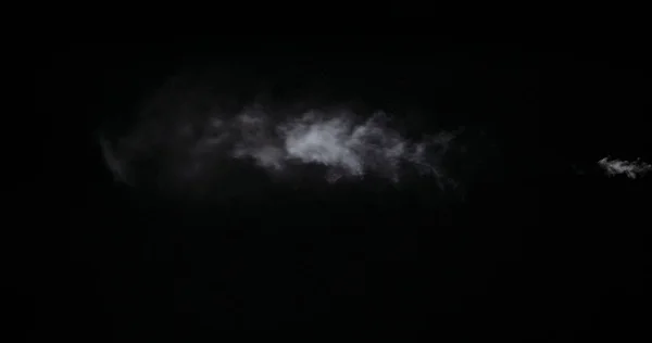 Trilha de fumaça branca isolada no fundo preto — Fotografia de Stock