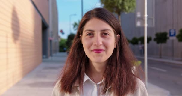 Jovencita sonriendo al aire libre. Emoción — Vídeos de Stock