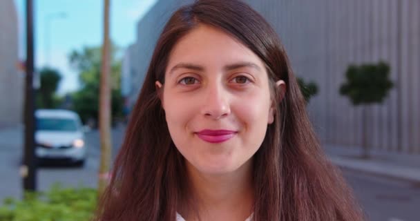 Jovencita sonriendo al aire libre. Emoción — Vídeo de stock