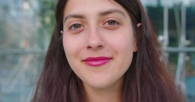 Genç Bayan Açık Havada Gülümsüyor. Duygu