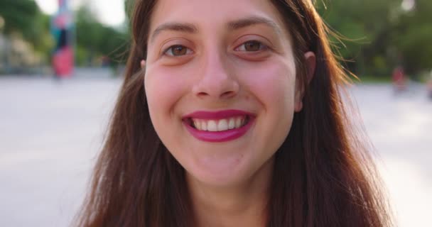 Jovencita sonriendo al aire libre. Emoción — Vídeo de stock