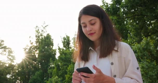 Senhora usando um telefone ao ar livre — Vídeo de Stock