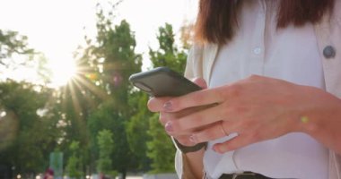 Lady Açık Havada Bir Telefon Kullanma