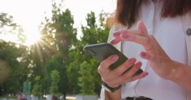 Lady Açık Havada Bir Telefon Kullanma