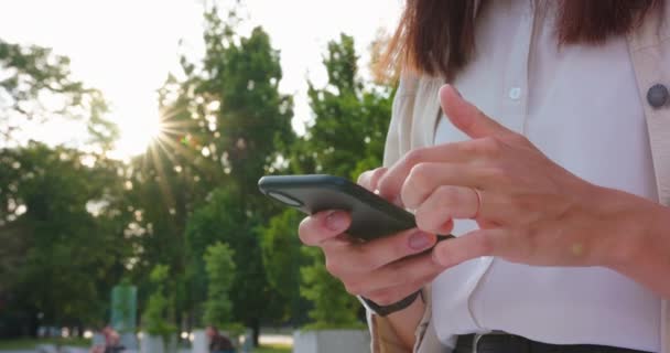 Senhora usando um telefone ao ar livre — Vídeo de Stock