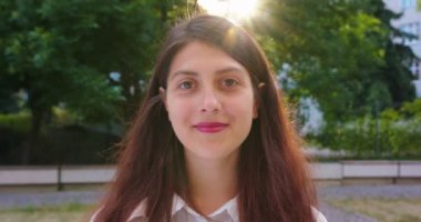 Genç Bayan Açık Havada Gülümsüyor. Duygu