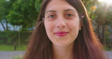 Genç Bayan Açık Havada Gülümsüyor. Duygu