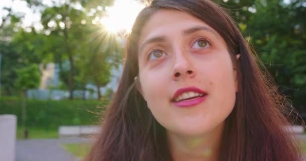 야외에서 노래하는 젊은 아가씨. 감정 — 비디오