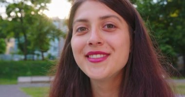 Genç Bayan Açık Havada Gülümsüyor. Duygu