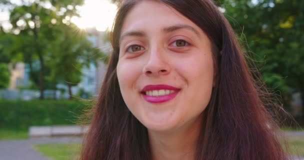 Jovencita sonriendo al aire libre. Emoción — Vídeo de stock