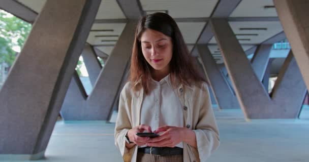 Lady ved hjælp af en telefon udendørs – Stock-video