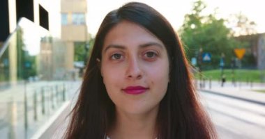 Genç Bayan Açık Havada Gülümsüyor. Duygu