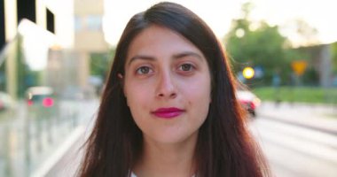 Genç Bayan Açık Havada Gülümsüyor. Duygu