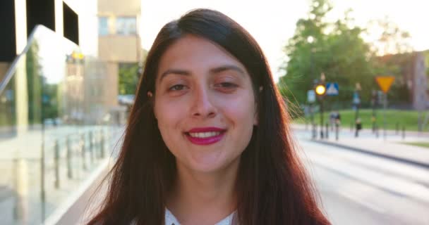 야외에서 웃고있는 젊은 아가씨. 감정 — 비디오
