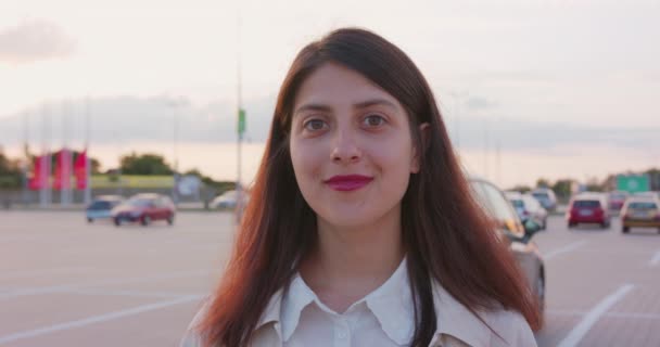 Jovencita sonriendo al aire libre. Emoción — Vídeo de stock