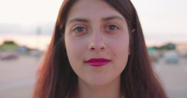 Jovencita sonriendo al aire libre. Emoción — Vídeo de stock