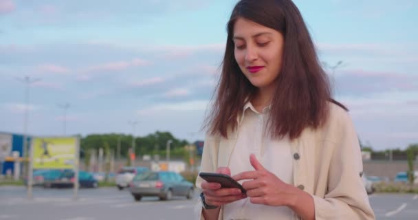 Señora usando un teléfono al aire libre — Vídeo de stock