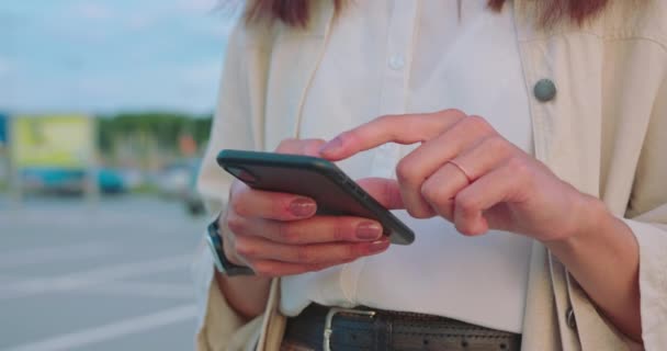 Señora usando un teléfono al aire libre — Vídeo de stock