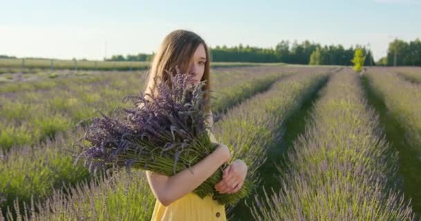 Joven dama en el fuego de las flores azules — Vídeos de Stock