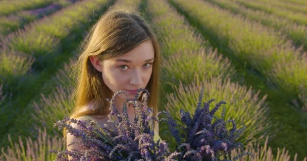 Joven dama en el fuego de las flores azules — Vídeos de Stock