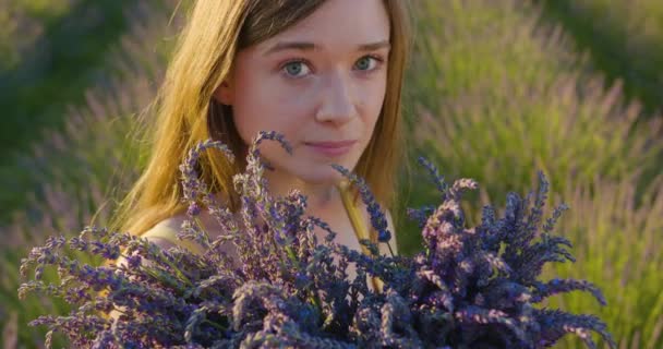 Joven dama en el fuego de las flores azules — Vídeos de Stock