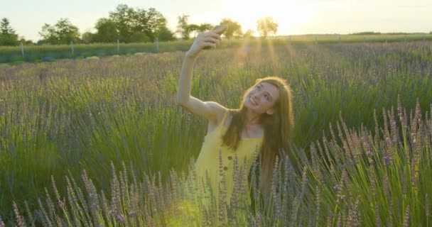 Lady tomando selfie en el campo — Vídeos de Stock