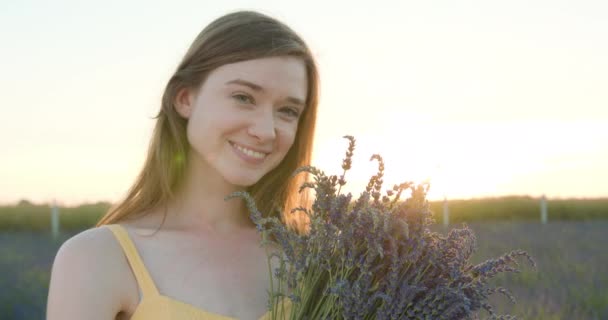 Jeune dame dans le champ de fleurs bleues — Video