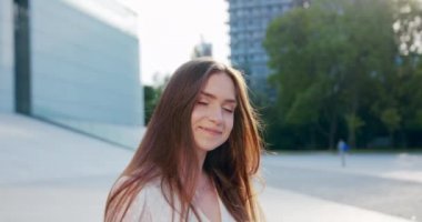 Genç Bayan Açık Havada Gülümsüyor. Duygu