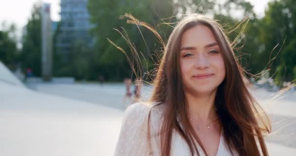 Jovem senhora sorrindo ao ar livre. Emoção — Vídeo de Stock