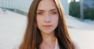 Genç Bayan Açık Havada Gülümsüyor. Duygu