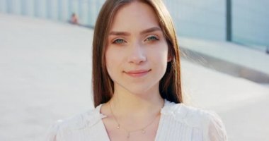 Genç Bayan Açık Havada Gülümsüyor. Duygu