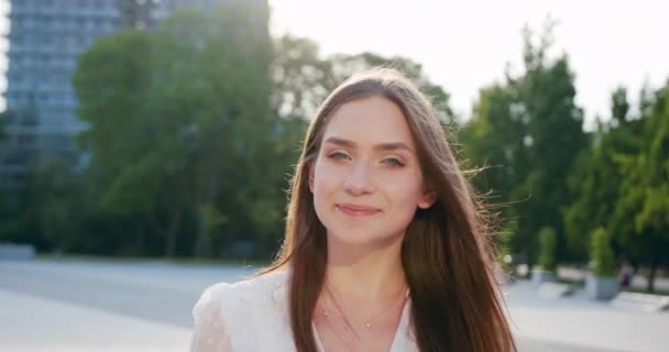 Jovem senhora sorrindo ao ar livre. Emoção — Vídeo de Stock