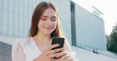 Lady Açık Havada Bir Telefon Kullanma