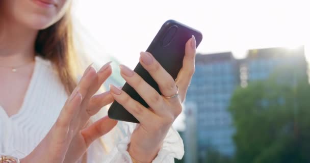 Señora usando un teléfono al aire libre — Vídeos de Stock