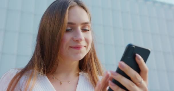 Señora usando un teléfono al aire libre — Vídeo de stock