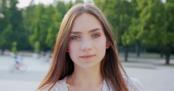 Jovencita sonriendo al aire libre. Emoción — Vídeos de Stock