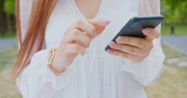 Lady Açık Havada Bir Telefon Kullanma