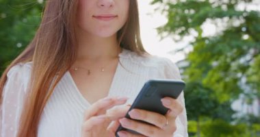 Lady Açık Havada Bir Telefon Kullanma