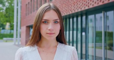 Genç Bayan Dışarıda. Duygu