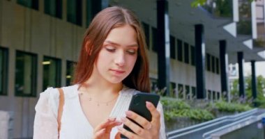 Lady Açık Havada Bir Telefon Kullanma