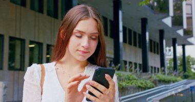 Lady Açık Havada Bir Telefon Kullanma